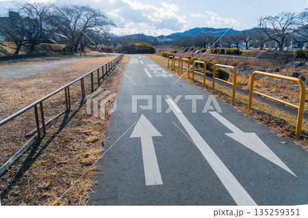 冬のサイクリングコース 135259351