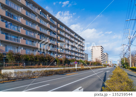 東京郊外のマンモス団地 135259544