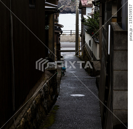 兵庫県新温泉町にある鄙びた漁師町である諸寄の海の見える路地 兵庫県新温泉町にある鄙びた漁師町である諸寄の海の見える路地 135259557