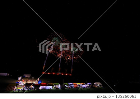 秋田県　夜空と花火 135260063