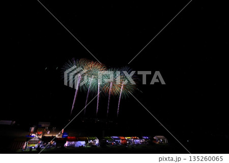 秋田県　夜空と花火 135260065