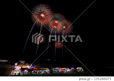 秋田県 夜空と花火 秋田県 夜空と花火 135260075