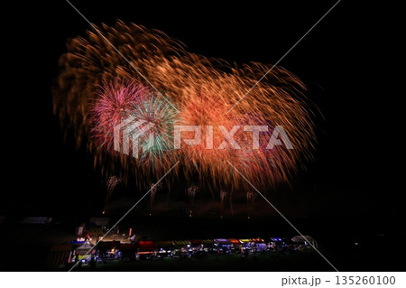 秋田県　夜空と花火 135260100