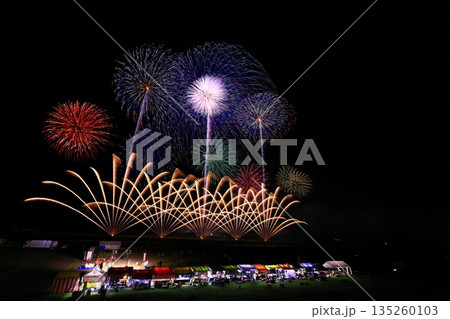 秋田県　夜空と花火 135260103
