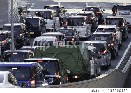 朝の交通渋滞 135260182
