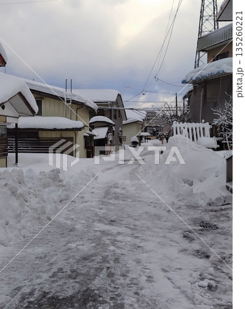 寒波来襲の雪国住宅街風景 寒波来襲の雪国住宅街風景 135260221