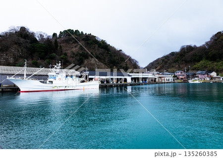 冬の兵庫県新温泉町にある諸寄漁港の風景 135260385