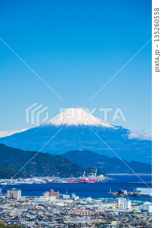 静岡県日本平からの駿河湾と富士山 135260558