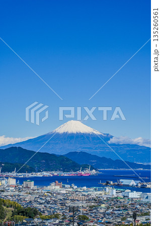 静岡県日本平からの駿河湾と富士山 静岡県日本平からの駿河湾と富士山 135260561
