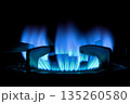 点火させたガスコンロの青い炎 135260580