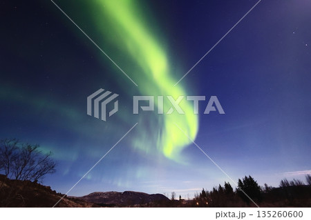 オーロラの見える景色 135260600