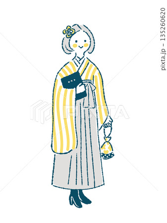 卒業証書を持って羽織袴姿で立つ若い女性のイラスト 卒業証書を持って羽織袴姿で立つ若い女性のイラスト 135260620