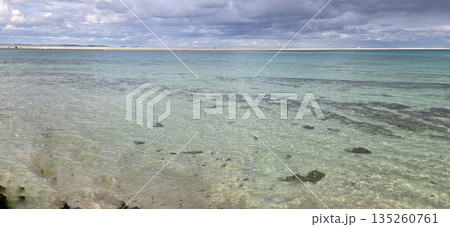 南国の浅瀬の海と遠くに続く防波堤の風景 135260761