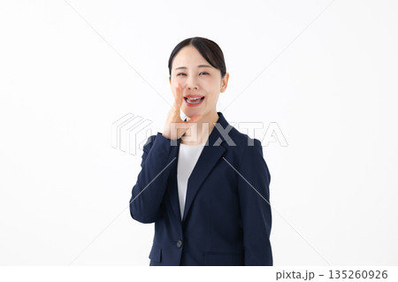 応援するビジネスウーマン 135260926