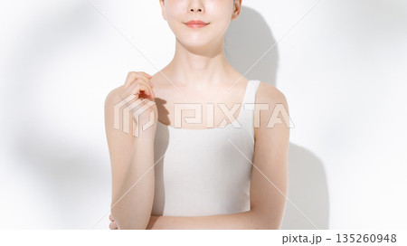 ボディケアをする女性 135260948