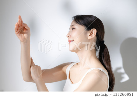 ボディケアをする女性 135260951