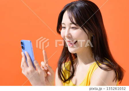 スマホを持つ女性 スマホを持つ女性 135261032