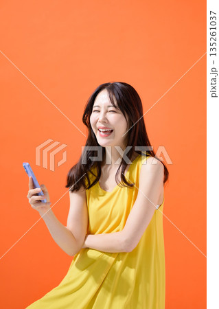 スマホを持つ女性 スマホを持つ女性 135261037