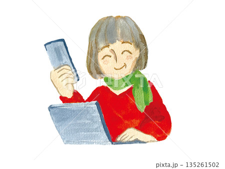 スマホとパソコンを使う笑顔のおしゃれなシニア女性 スマホとパソコンを使う笑顔のおしゃれなシニア女性 135261502