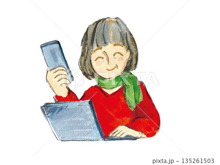 スマホとパソコンを使う笑顔のおしゃれなシニア女性 135261503