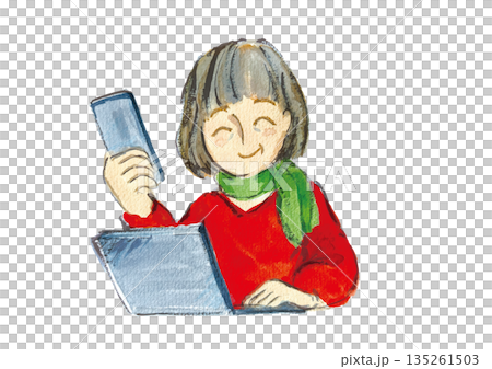 スマホとパソコンを使う笑顔のおしゃれなシニア女性 135261503