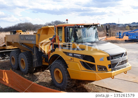 河川工事現場に駐車中のアーティキュレートダンプトラック 135261579