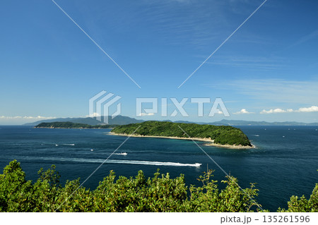 深山砲台跡から友ヶ島を望む(後方が淡路島) 【和歌山県和歌山市】 深山砲台跡から友ヶ島を望む(後方が淡路島) 【和歌山県和歌山市】 135261596