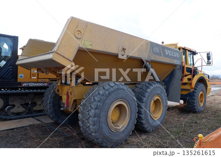 後方から見たアーティキュレートダンプトラック 135261615