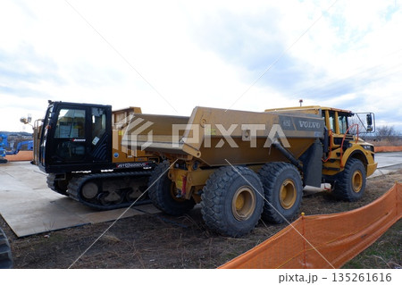 工事現場の運搬車両 135261616