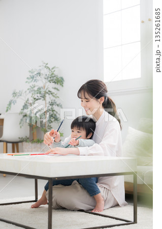 積み木で一緒に遊ぶ笑顔の2歳とお母さん 知育など教育のイメージ 幼稚園の受験など 積み木で一緒に遊ぶ笑顔の2歳とお母さん 知育など教育のイメージ 幼稚園の受験など 135261685