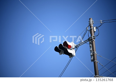 赤い信号 信号機 昼間 晴れ 素材 135261768