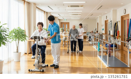 リハビリに取り組む高齢者と介護スタッフ 135261781