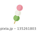 美味しそうな三色団子 135261803