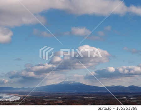 網走市天都山展望台からの斜里岳と連なる白い雲 135261869