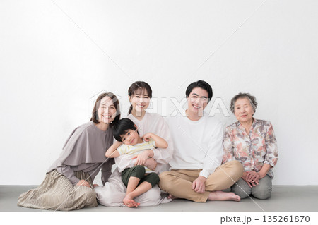 4世代家族祖母と母親と子供と孫と家族団欒のポートレートカメラ目線 4世代家族祖母と母親と子供と孫と家族団欒のポートレートカメラ目線 135261870