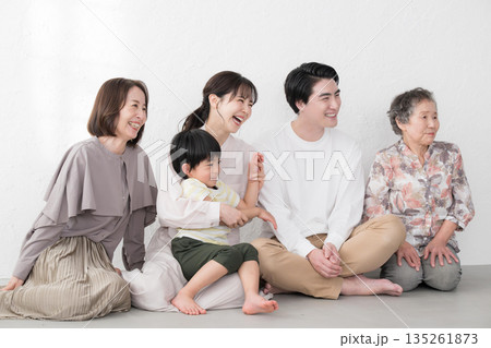 4世代家族祖母と母親と子供と孫と家族団欒のポートレート 4世代家族祖母と母親と子供と孫と家族団欒のポートレート 135261873