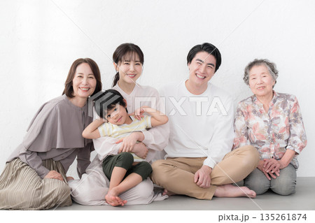 4世代家族祖母と母親と子供と孫と家族団欒のポートレートカメラ目線 4世代家族祖母と母親と子供と孫と家族団欒のポートレートカメラ目線 135261874