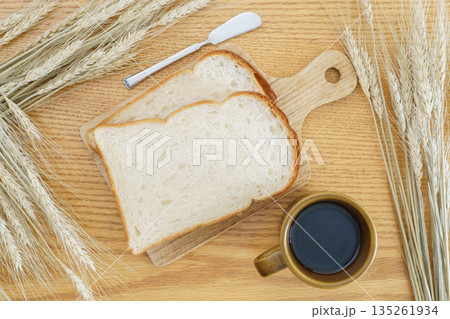 山型の食パンとコーヒーと小麦の穂 135261934