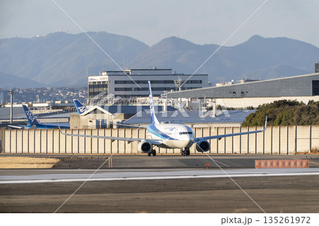 夕方の大阪空港（伊丹空港）　タキシング中の飛行機　大阪府豊中市 135261972