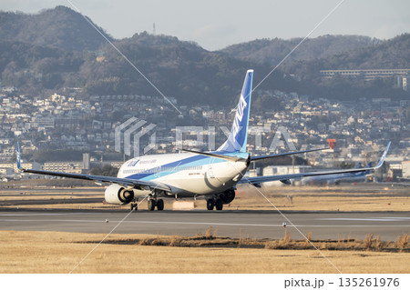 夕方の大阪空港（伊丹空港）　タキシング中の飛行機　大阪府豊中市 135261976