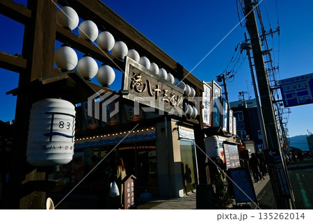 観光客で賑わう沼津港 135262014