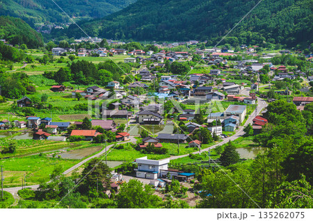 新緑の木祖村集落と木曽御嶽山 新緑の木祖村集落と木曽御嶽山 135262075