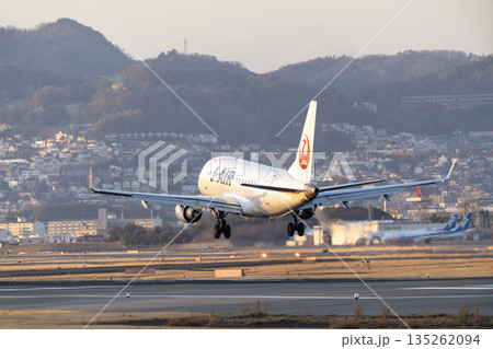 夕方の大阪空港(伊丹空港) 着陸中の飛行機 大阪府豊中市 夕方の大阪空港(伊丹空港) 着陸中の飛行機 大阪府豊中市 135262094