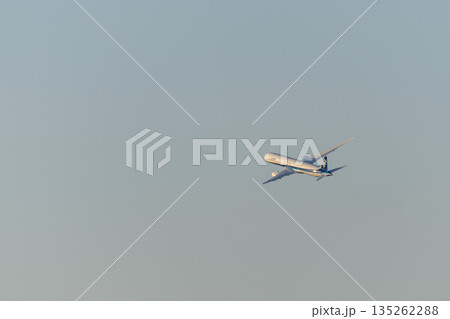 夕方の大阪空港（伊丹空港）　離陸中の飛行機　大阪府豊中市 135262288
