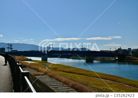 静岡県沼津市を流れる狩野川の風景 135262423