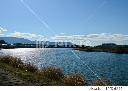静岡県沼津市を流れる狩野川の風景 135262424