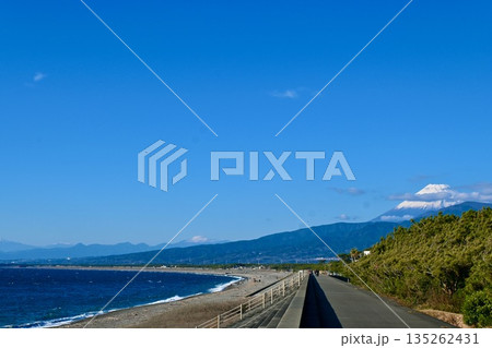 駿河湾と富士山が見える千本浜の風景 駿河湾と富士山が見える千本浜の風景 135262431