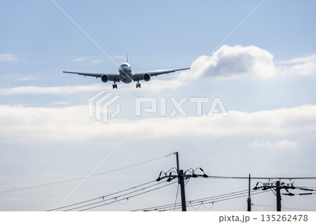 冬の大阪空港(伊丹空港) 着陸中の飛行機と電柱 大阪府豊中市 冬の大阪空港(伊丹空港) 着陸中の飛行機と電柱 大阪府豊中市 135262478