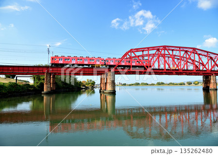 紀ノ川橋梁を走るめでたい電車(南海電鉄・なな)　【和歌山県和歌山市】 135262480