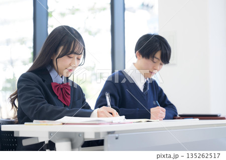 学校や塾などで受験対策の模試のテストを受ける日本人の高校生の男女 学校や塾などで受験対策の模試のテストを受ける日本人の高校生の男女 135262517